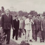 1957 Vizita lui Ho Si Min in Romania. Ho, insotit de Moghioros (cu sapca), la o plimbare prin Herastrau