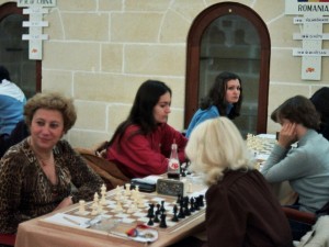 Olimpiada de Șah de la Valetta din Malta din 1980. Echipa României de la stânga: Elisabeta Polihroniade, Daniela Nuțu, Margareta Mureșan