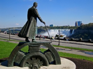 Nicolea Teslea Statuie Niagara vedere laterala