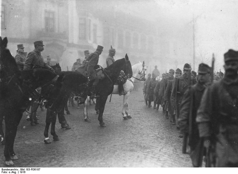 Generalul August von Mackensen primeste parada trupelor austro-ungare in Bucuresti.