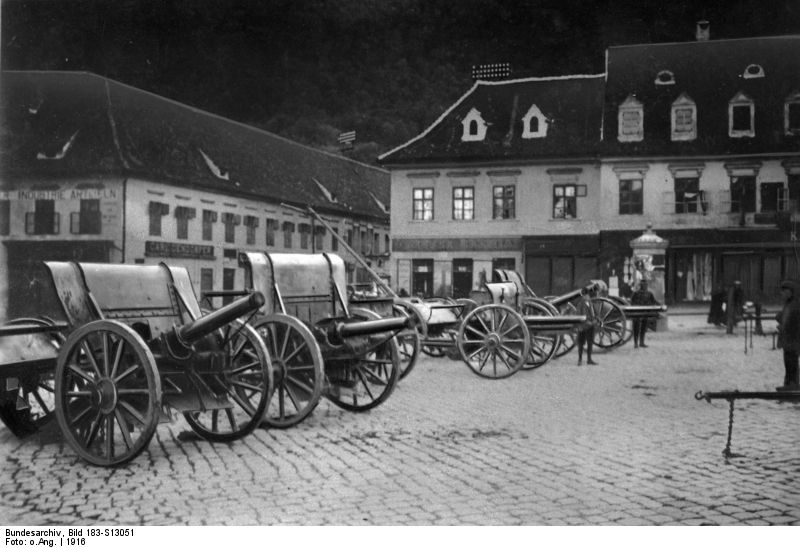 Piese de artilerie capturate de la armata română, staţionate în Piaţa Sfatului de la Braşov, 1916.