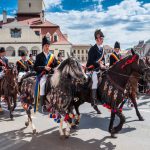 Junii Brasovului prin piata sfatului calare